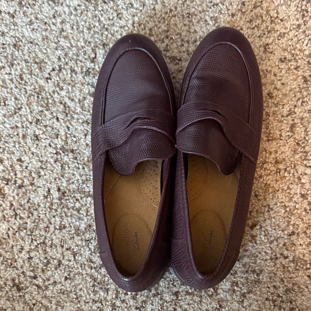 Clarks women’s  Rich Brown Leather textured Loafers